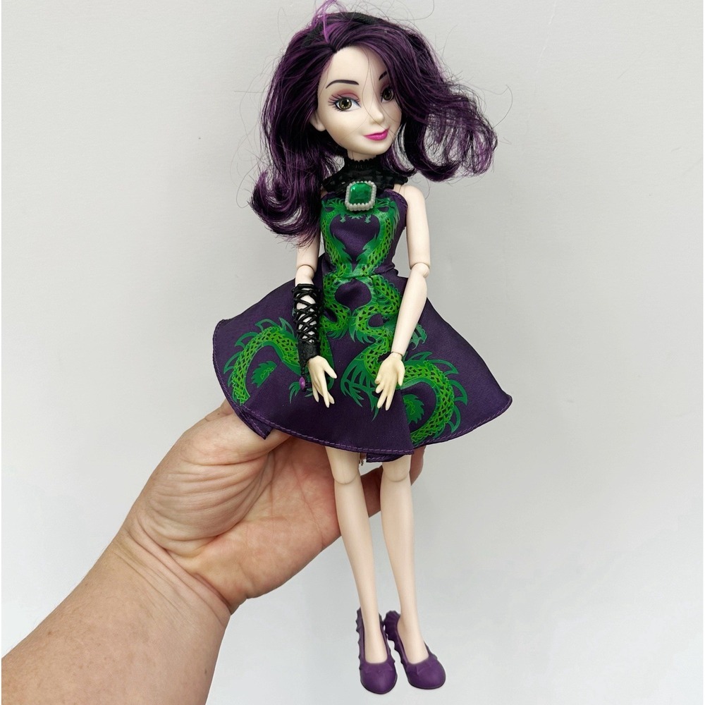 Disney‎ Descendants Mal Jewel-bilee Doll Green Purple Dress Emerald Necklace